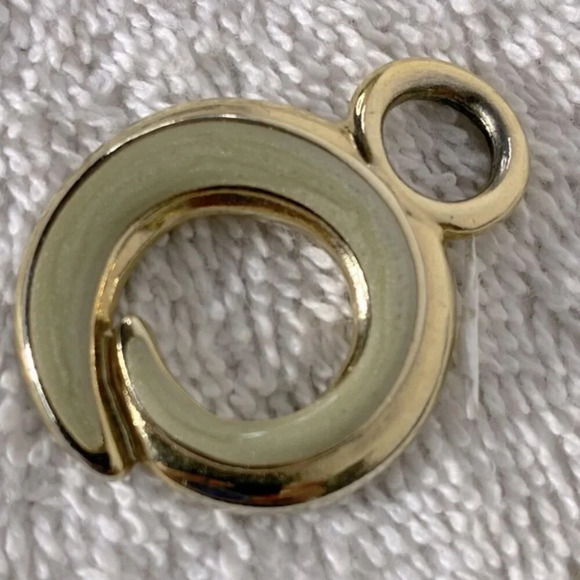 Vintage Gold Tone Metal With Green Inlay Necklace Pendant - Picture 6 of 8